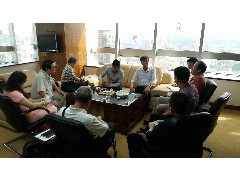 2016-10-25 商會(huì)領(lǐng)導(dǎo)共同商議世界五邑商會(huì)信德展售廳開幕式